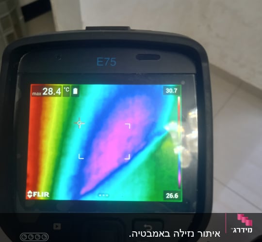 תצוגת מצלמה תרמית עם צבעים שונים לאיתור נזילות
